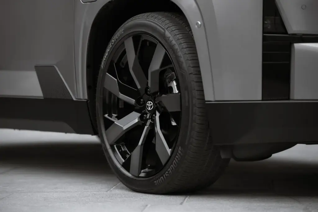 2027 Toyota Highlander Limited Spellbound2Tone 014 Motor16