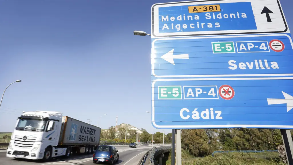 Los días para adelantar a camiones en las carreteras están contados: la DGT lo publicó en el BOE 5 Motor16 Autopista de peaje AP 416