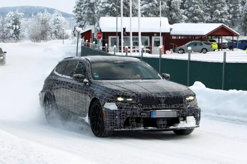 BMW M5 Touring 2027 4 Motor16