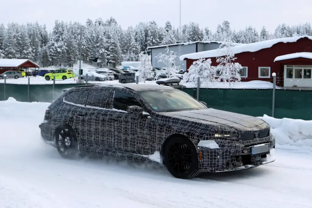 BMW M5 Touring 2027 7 Motor16