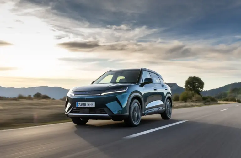 BYD Atto 2 DM-i: el SUV híbrido enchufable que presume de recorrer el 90% de los trayectos en modo eléctrico