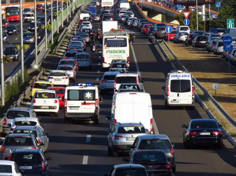 Corredor de emergencia obligatorio en 2026: qué es, cómo hacerlo y cuánto te multan si no lo respetas