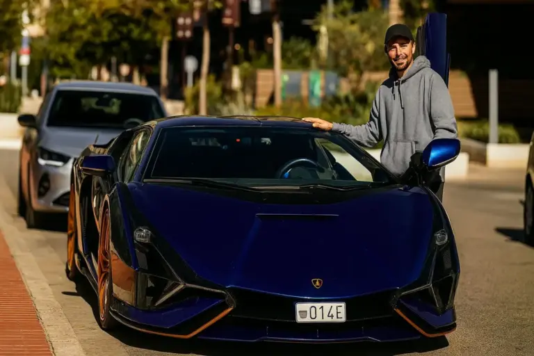 Fernando Alonso vuelve a sumar un exclusivo coche a su colección, pero la de Arnold Schwarzenegger le sigue dando mil vueltas