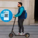 Rebeca (39), corredora de seguros: «Si inscribes tu VMP en el RNV de la DGT te darán una pegatina que debes poner en un sitio concreto»