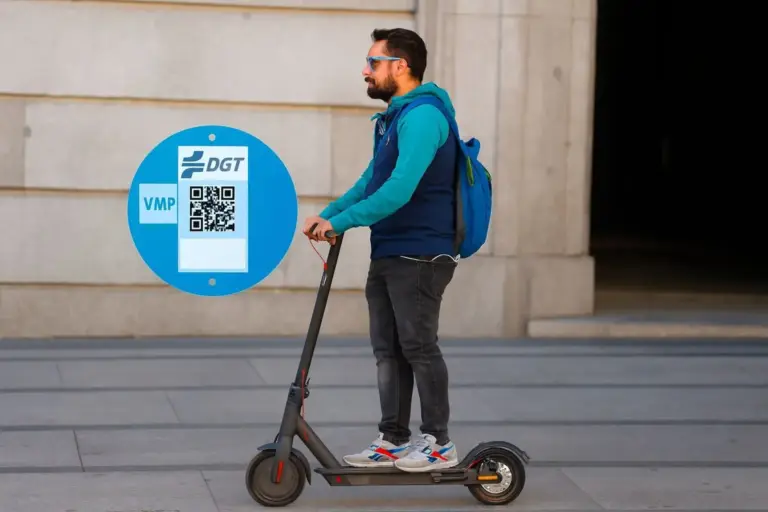 Rebeca (39), corredora de seguros: «Si inscribes tu VMP en el RNV de la DGT te darán una pegatina que debes poner en un sitio concreto»