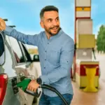 Miguel (45), gasolinero: «Llena tu coche hasta la boca ahora mismo, porque no tardarás en ver el litro a dos euros en breve»