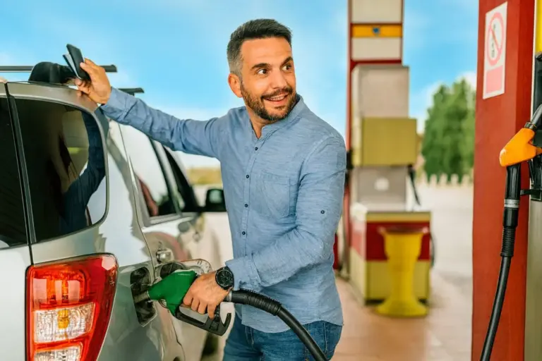 Miguel (45), gasolinero: «Llena tu coche hasta la boca ahora mismo, porque no tardarás en ver el litro a dos euros en breve»