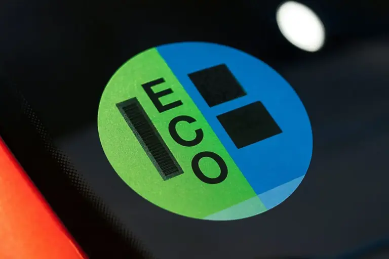 ¿Es ilegal circular sin pegatina de la DGT aunque mi coche sea Eco?