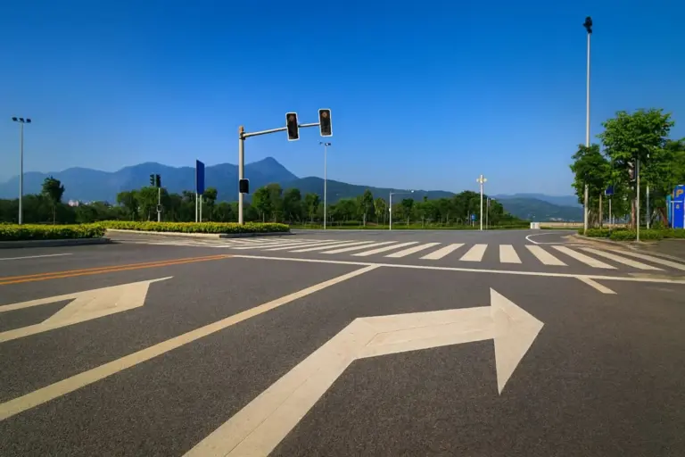 Las flechas en las carreteras: ¿estás seguro de que sabes lo que significan?