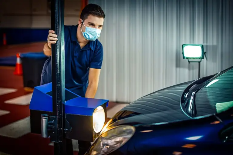 El 18% de los coches suspende la ITV: los 5 fallos más tontos que puedes evitar en 10 minutos