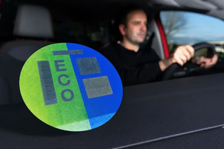 Etiqueta ECO o quedarás fuera: el 27% de los coches españoles no puede entrar en las ZBE