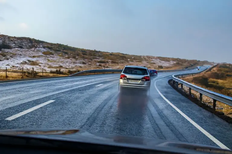 Adelantar con nieve o hielo será multado con 200 euros: la DGT lo prohibirá en 2026