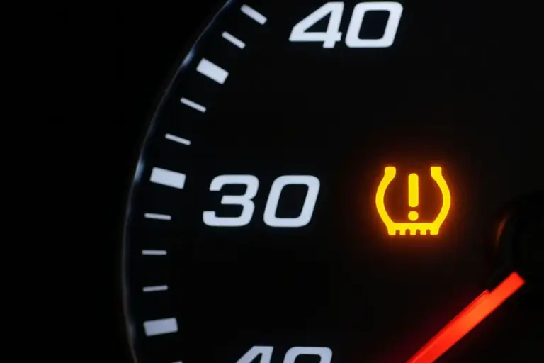 Lucía (39), profesora de autoescuela: «Si pillas un bache por el estado del asfalto, mira enseguida al cuadro de tu coche»