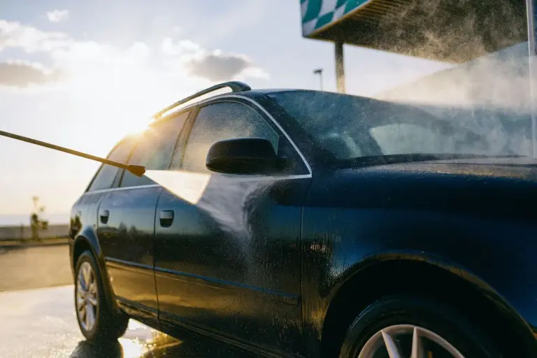 Nuria (34), mecánica: «Después de dos meses lloviendo a mares, lo primero que tendrías que hacer sería volver a mojar tu coche hasta el último rincón»