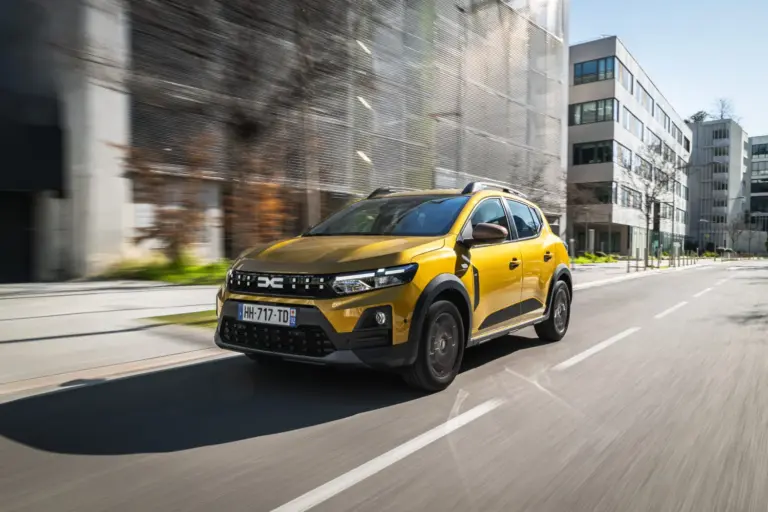 El Dacia Sandero híbrido aterriza: el coche más vendido de España con 155 CV y etiqueta ECO desde 19.890 euros
