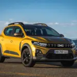647.711 coches vendidos en el primer semestre: Toyota y el Dacia Sandero siguen líderes como marca y coche más vendido