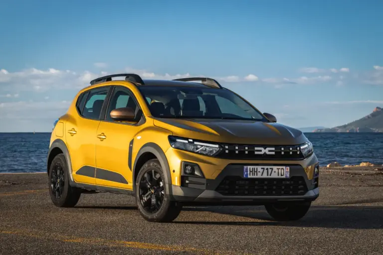 647.711 coches vendidos en el primer semestre: Toyota y el Dacia Sandero siguen líderes como marca y coche más vendido