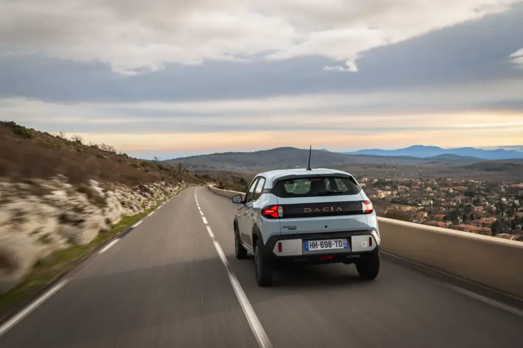 Dacia Spring 100 cv 18 Motor16