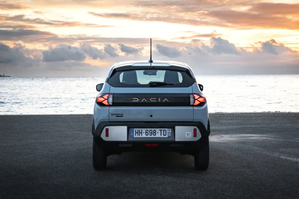 Dacia Spring 100 cv 37 Motor16