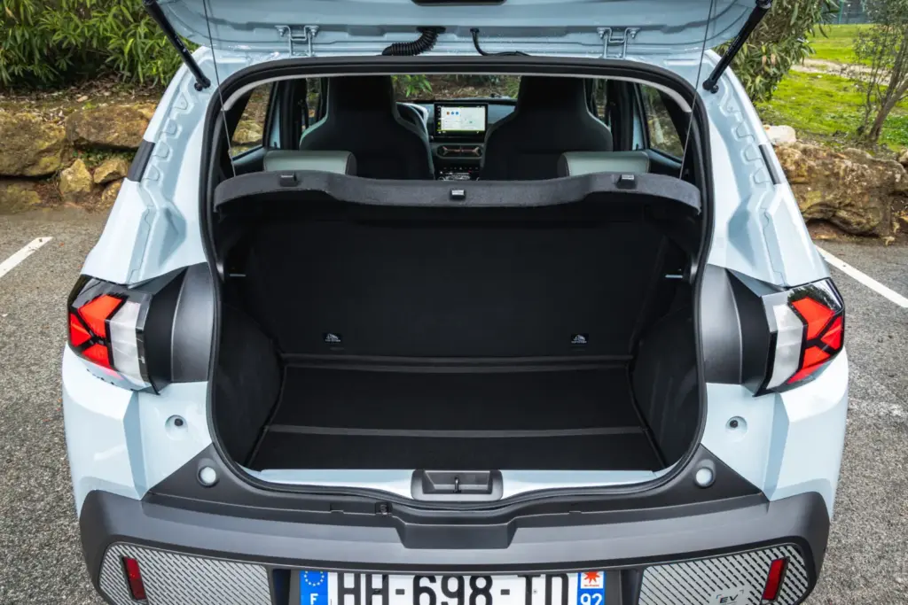 Dacia Spring 100 cv 40 Motor16