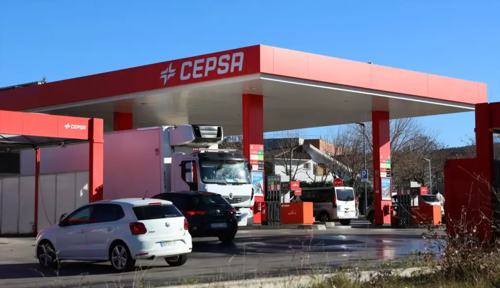 Enrique (48), trabajador de una gasolinera: "No esperaría a la semana que viene para llenar el depósito, porque te vas a llevar un disgusto" 1 Motor16 gasolinera