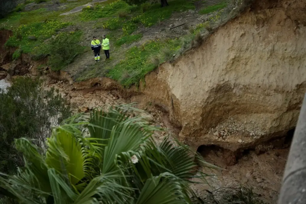 Evitar desprendimientos de tierra: los consejos de la DGT para conducir con seguridad tras las tormentas en 2026 4 Motore16 toboganes de carretera