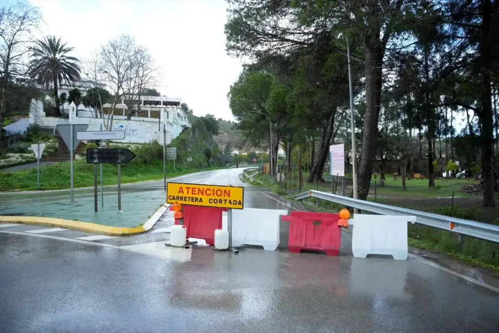 Evitar desprendimientos de tierra: los consejos de la DGT para conducir con seguridad tras las tormentas en 2026 3 Motore16 toboganes de carretera