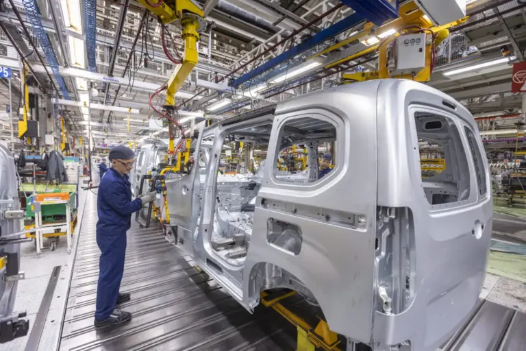 Stellantis negocia con Hongqi fabricar coches chinos en España