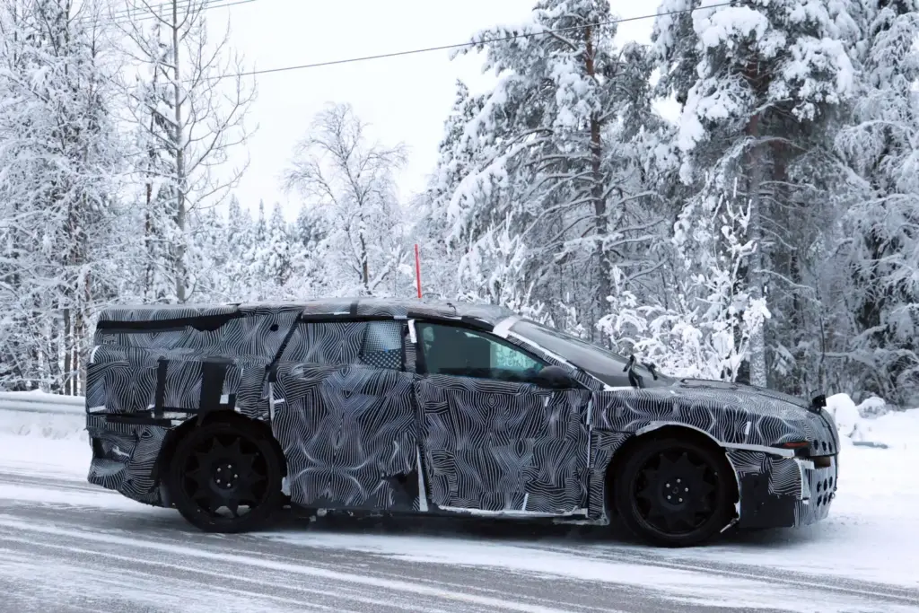 El Ferrari Luce sale de pruebas a carretera.. vestido de 'Frankenstein' 12 Motor16 Ferrari Luce 2028 espia 10 Motor16