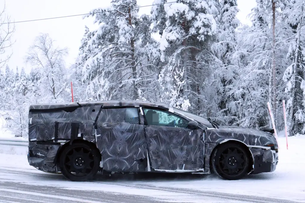 El Ferrari Luce sale de pruebas a carretera.. vestido de 'Frankenstein' 1 Motor16 Ferrari Luce 2028 espia (11)