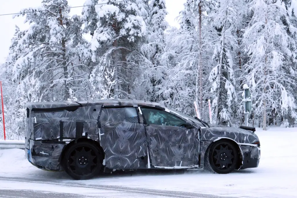 El Ferrari Luce sale de pruebas a carretera.. vestido de 'Frankenstein' 13 Motor16 Ferrari Luce 2028 espia 12 Motor16