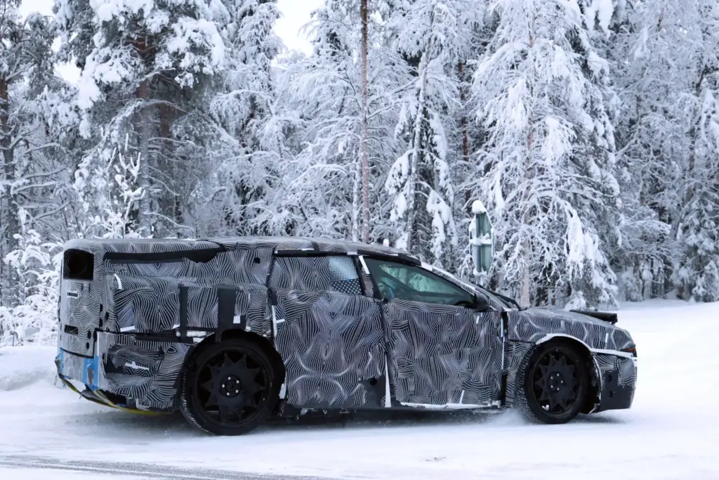 El Ferrari Luce sale de pruebas a carretera.. vestido de 'Frankenstein' 14 Motor16 Ferrari Luce 2028 espia 13 Motor16