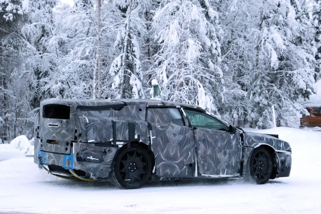 El Ferrari Luce sale de pruebas a carretera.. vestido de 'Frankenstein' 16 Motor16 Ferrari Luce 2028 espia 15 Motor16