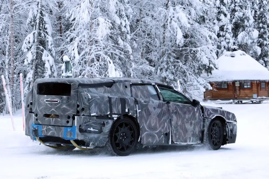 El Ferrari Luce sale de pruebas a carretera.. vestido de 'Frankenstein' 17 Motor16 Ferrari Luce 2028 espia 16 Motor16