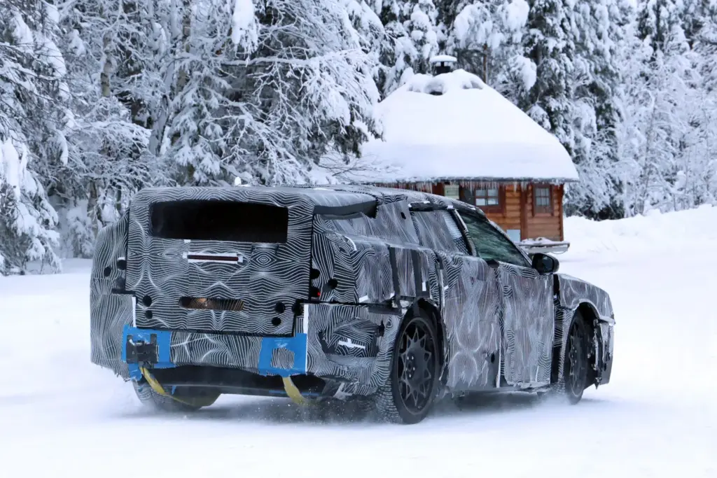 El Ferrari Luce sale de pruebas a carretera.. vestido de 'Frankenstein' 18 Motor16 Ferrari Luce 2028 espia 18 Motor16