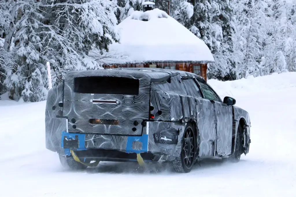 El Ferrari Luce sale de pruebas a carretera.. vestido de 'Frankenstein' 2 Motor16 Ferrari Luce 2028 espia 19 Motor16
