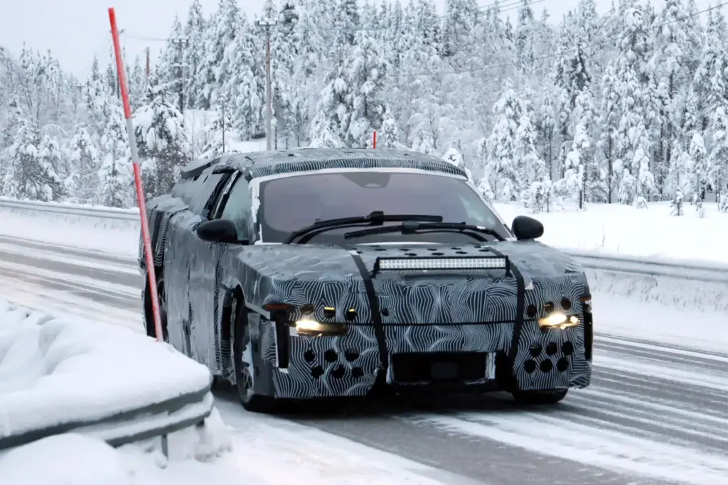 El Ferrari Luce sale de pruebas a carretera.. vestido de 'Frankenstein' 4 Motor16 Ferrari Luce 2028 espia 2 Motor16