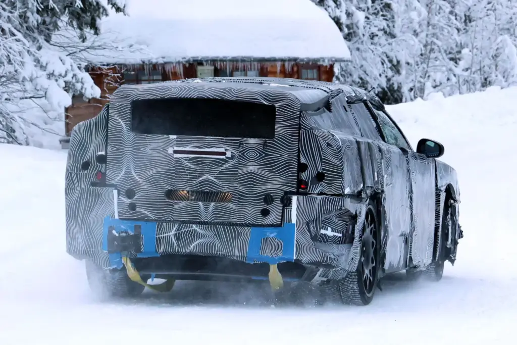El Ferrari Luce sale de pruebas a carretera.. vestido de 'Frankenstein' 20 Motor16 Ferrari Luce 2028 espia 20 Motor16
