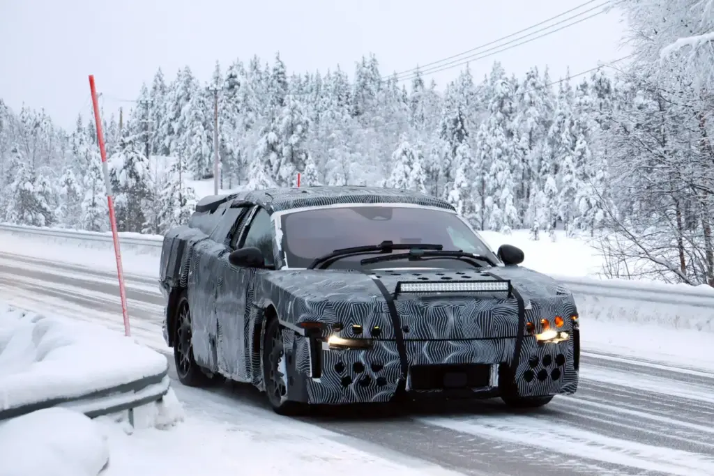 El Ferrari Luce sale de pruebas a carretera.. vestido de 'Frankenstein' 5 Motor16 Ferrari Luce 2028 espia 3 Motor16
