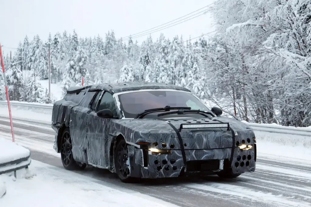 El Ferrari Luce sale de pruebas a carretera.. vestido de 'Frankenstein' 6 Motor16 Ferrari Luce 2028 espia 4 Motor16