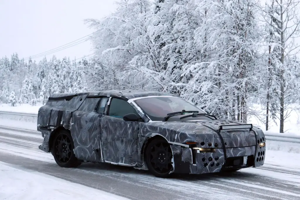 El Ferrari Luce sale de pruebas a carretera.. vestido de 'Frankenstein' 8 Motor16 Ferrari Luce 2028 espia 6 Motor16