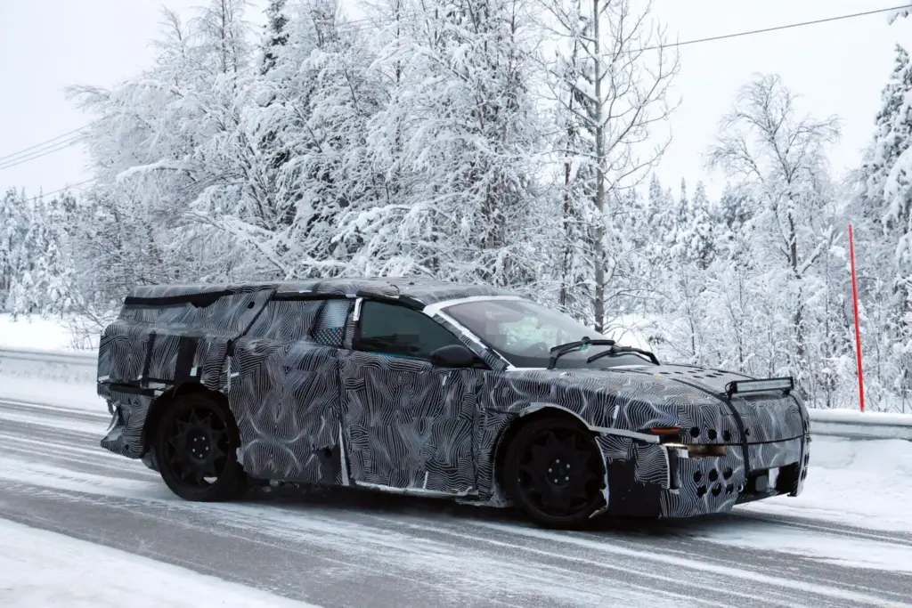 El Ferrari Luce sale de pruebas a carretera.. vestido de 'Frankenstein' 9 Motor16 Ferrari Luce 2028 espia 7 Motor16