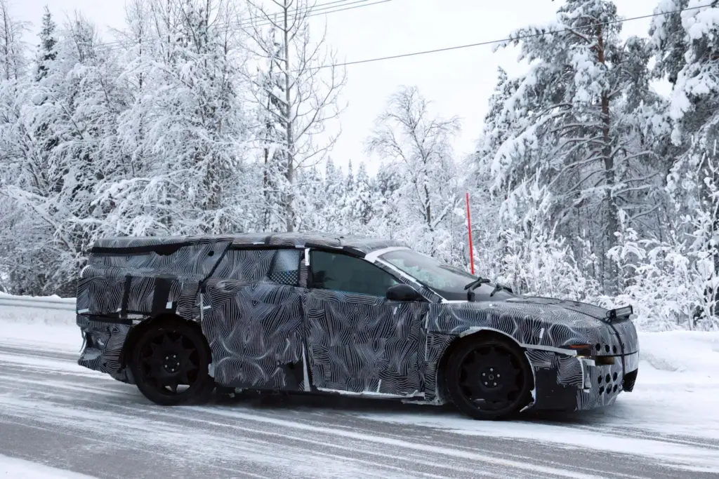 El Ferrari Luce sale de pruebas a carretera.. vestido de 'Frankenstein' 10 Motor16 Ferrari Luce 2028 espia 8 Motor16