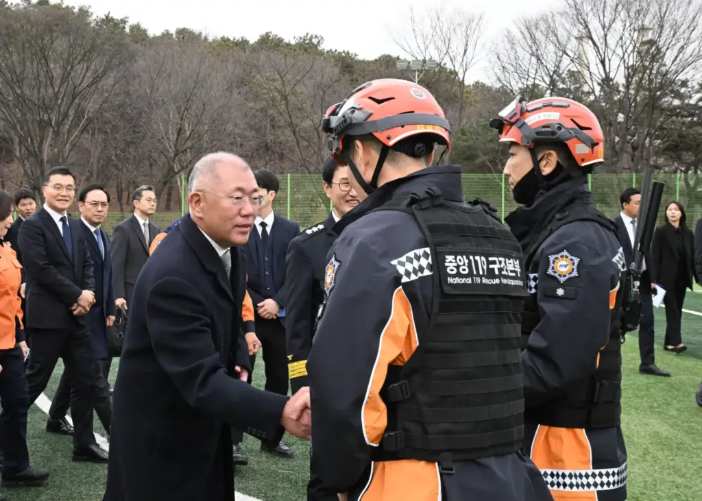 Hyundai vehiculo de bomberos no tripulado 13 Motor16