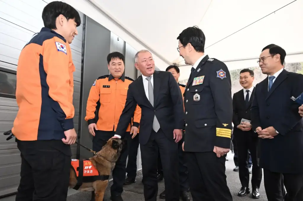 Hyundai vehiculo de bomberos no tripulado 8 Motor16