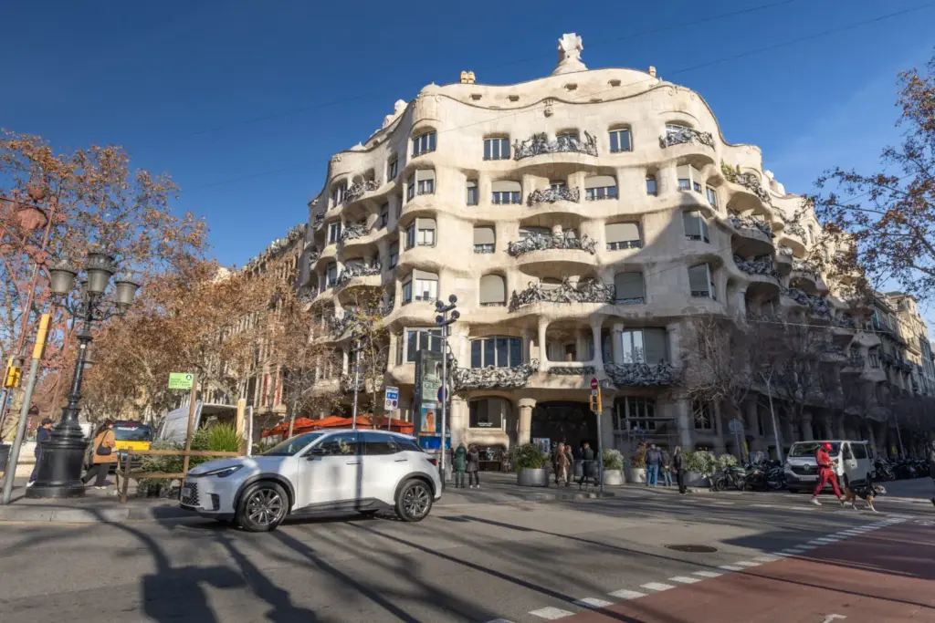 LEXUS LBX ARQUITECTURA BARCELONA 2 Motor16