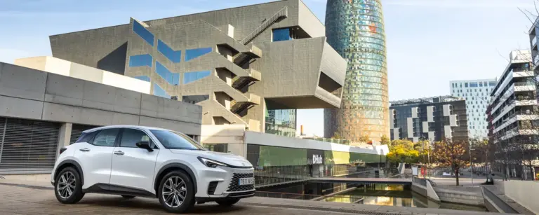 Rutas arquitectónicas con el Lexus LBX: Barcelona. Postales de una ciudad de vanguardia