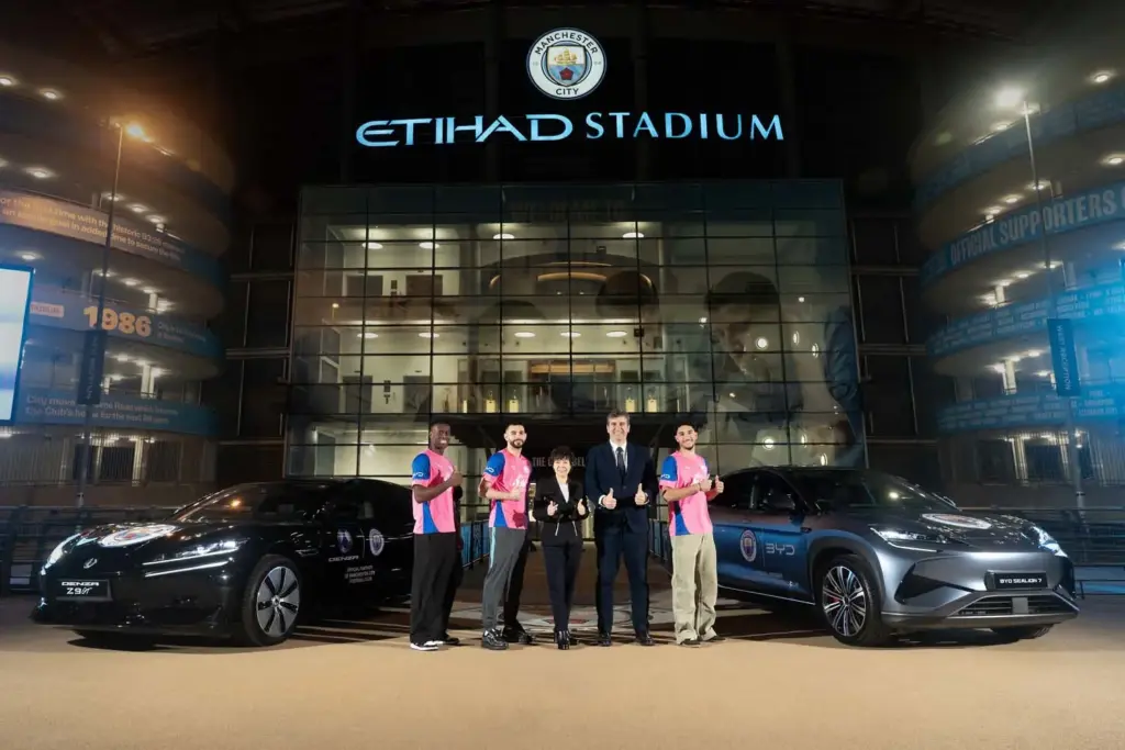 Marmoush Ait Nouri Guéhi Stella LI vehiculos BYD MANCHESTER CITY Motor16
