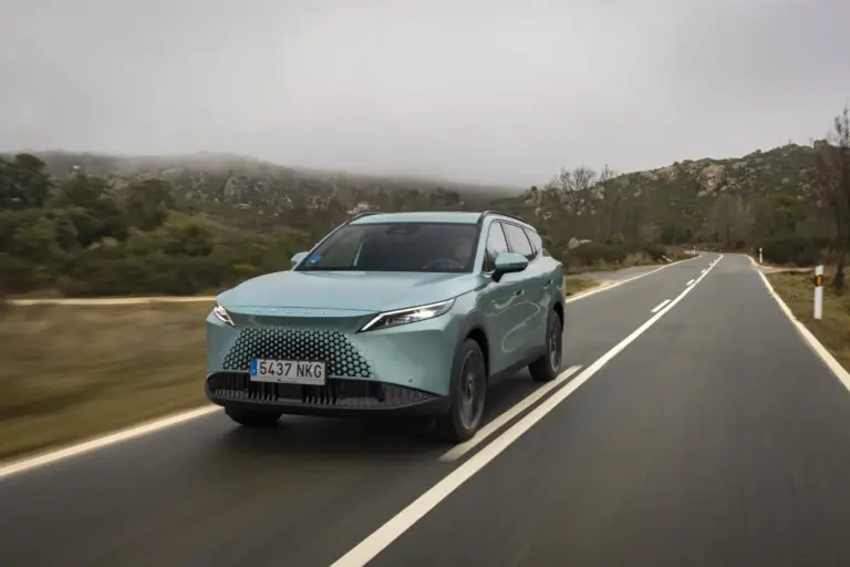 Primera prueba del Omoda 7 SHS: En el medio está la virtud