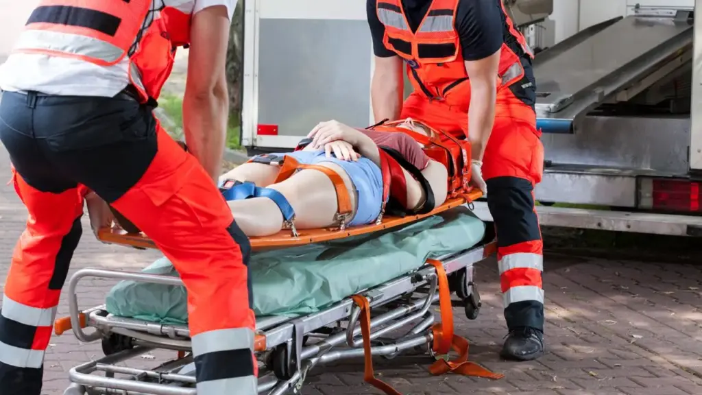 La Guardia Civil de Tráfico puede multar a una ambulancia: Y esta ‘receta’ de 4.000 euros con hasta un paciente en su interior, así lo ha confirmado 147 Motor16 Paciente ambulancia emergencia Motor16